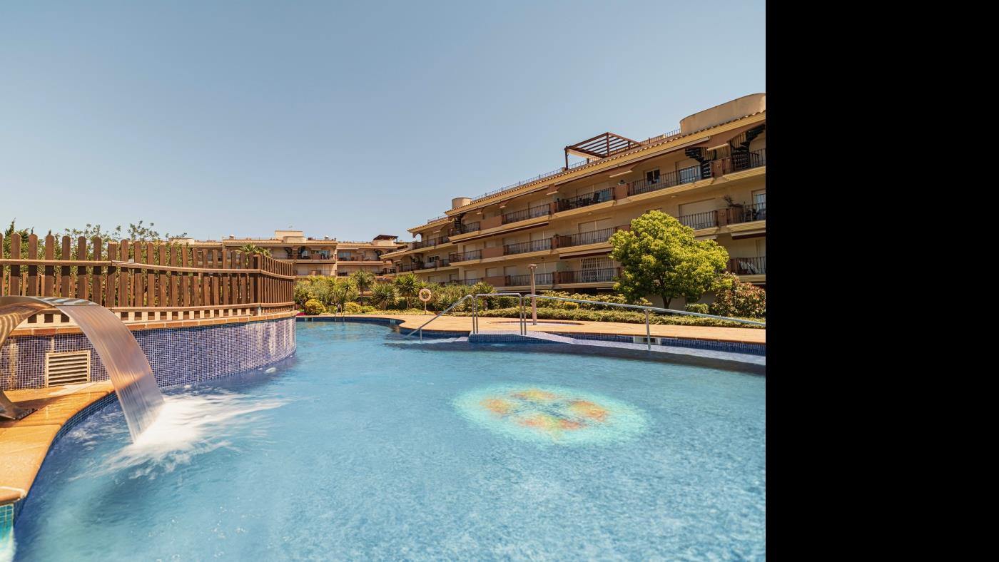 Air-conditioned 2-bedroom apartment with large terrace and pool in La Ràpita